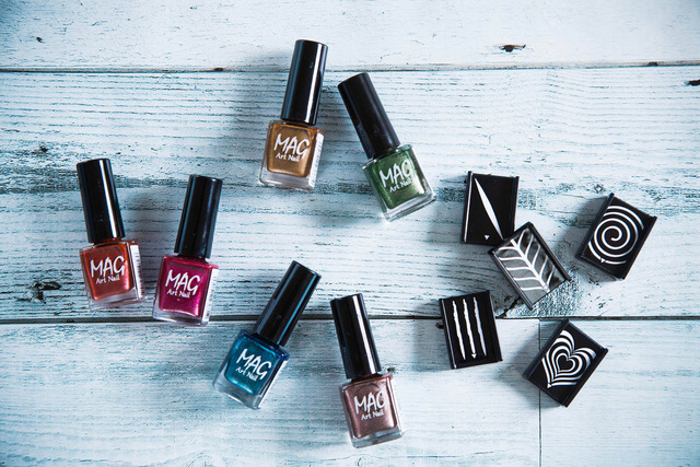 磁石で模様が浮き出てくる キャンドゥの マグアートネイル メーク ネイル ビューティ ヘルス Mart マート 公式サイト 光文社