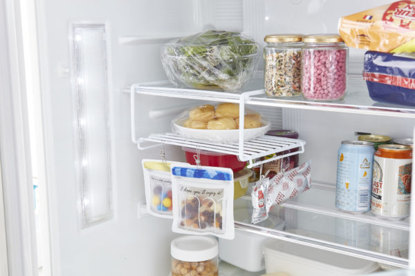 【冷蔵庫収納】食器収納用のコの字ラックはこまごまとしたものをつるすのに最適