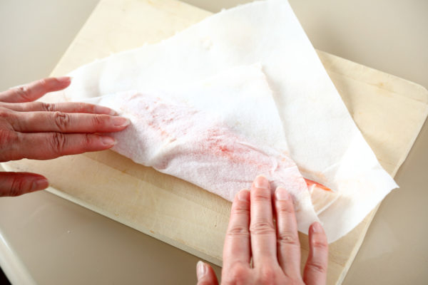 コストコ銀鮭切身の簡単冷凍保存テクニックその1．ペーパータオルで水分をとる。