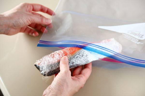 コストコ銀鮭切身の簡単冷凍保存テクニックその2．ラップと保存袋で完全密封。