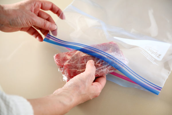 コストコ合挽肉の冷凍のコツ。ラップと保存袋で密封すること。