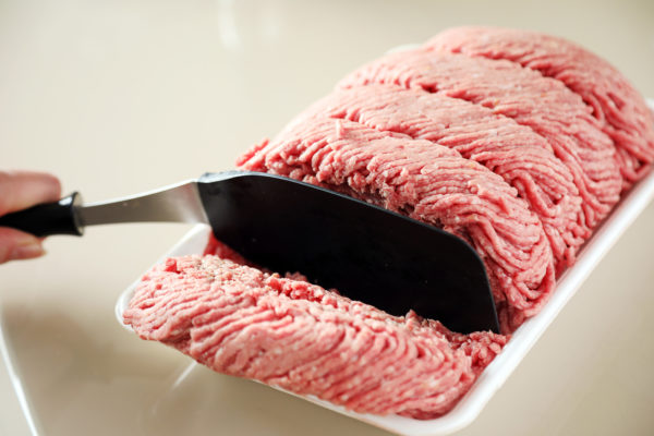 コストコ合挽肉の冷凍は、ヘラですくってそのままラップでくるむだけでOK