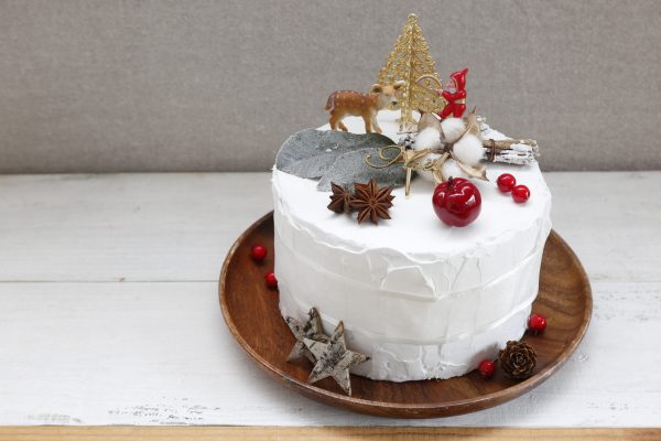 クリスマスのデコレーションを施したクレイケーキ