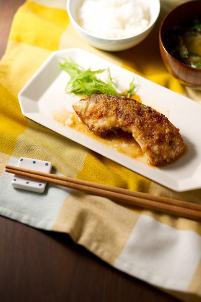 業務スーパー「姜葱醤（ジャンツォンジャン）」のアレンジレシピ「白身魚の生姜焼き」