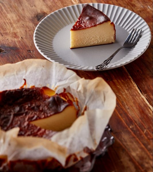 レシピ バスチー シェフが教える家庭料理｜プロの「バスク風チーズケーキ」は、ひと晩寝かせた“半生食感”が決め手