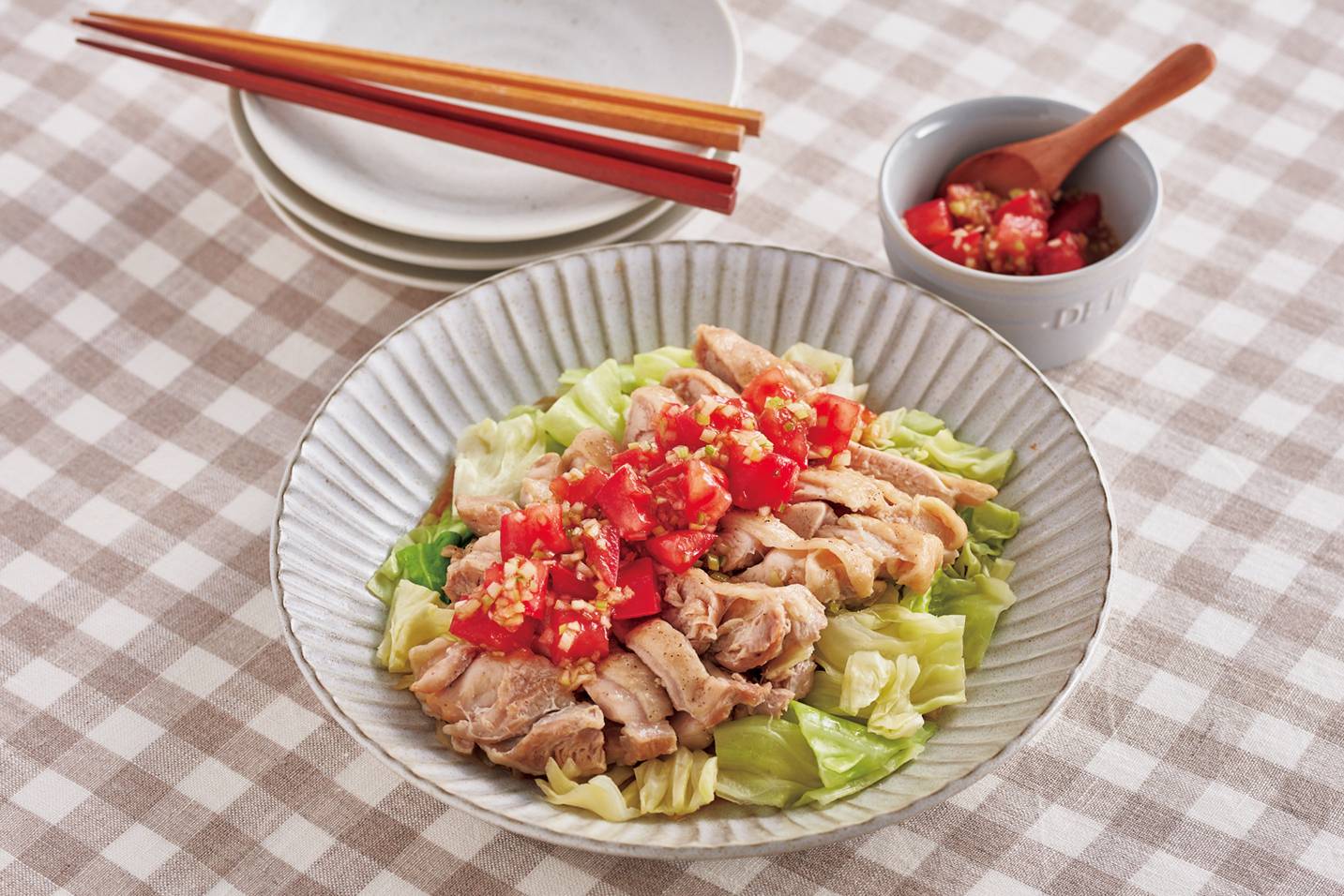 蒸し鶏とキャベツのトマトねぎしそソースがけ