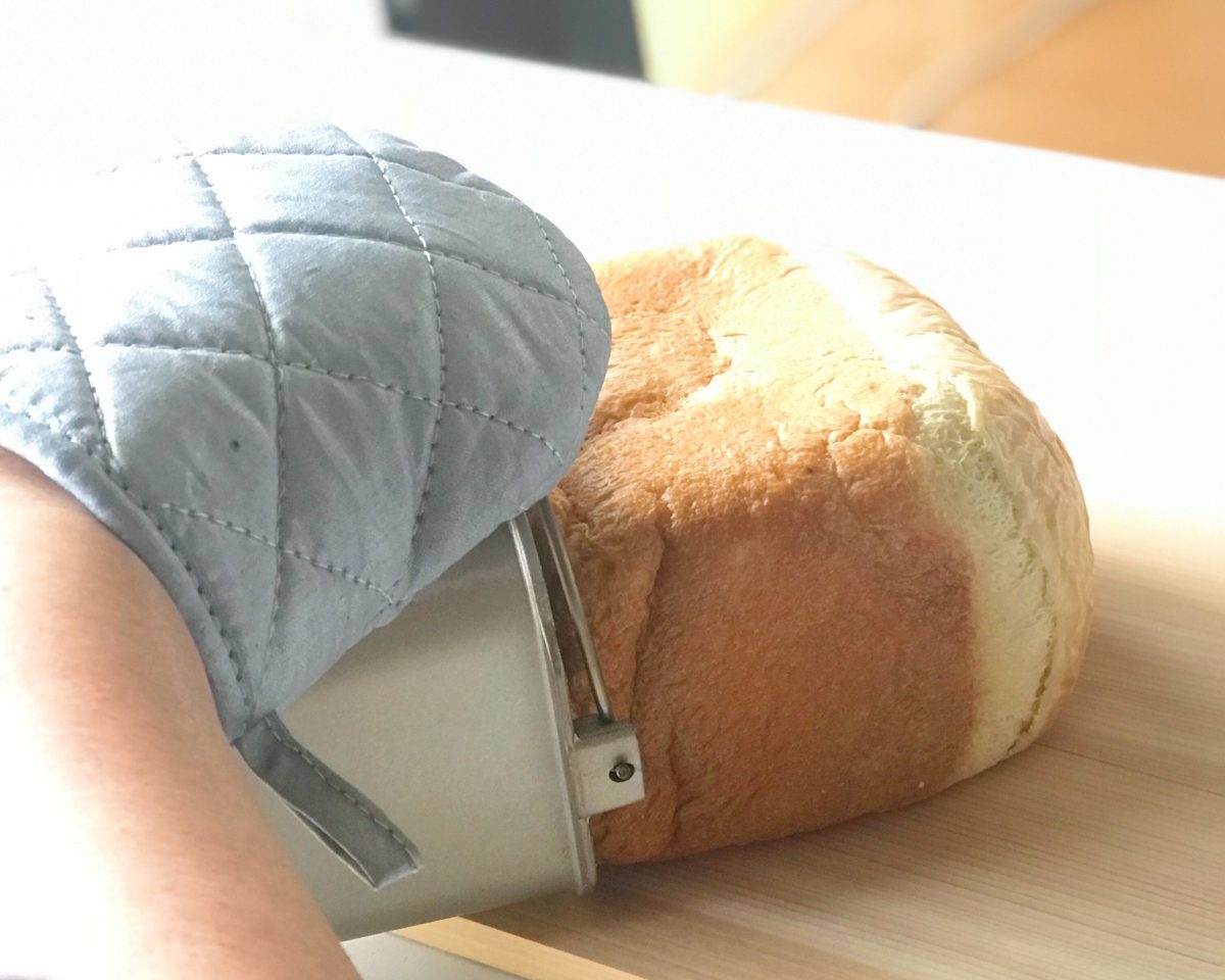 パンケースを横にして振りながら食パンを取り出す