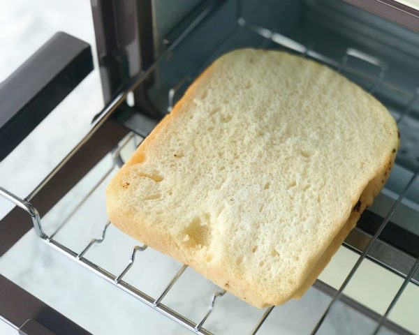 余熱したトースターでパンを焼く