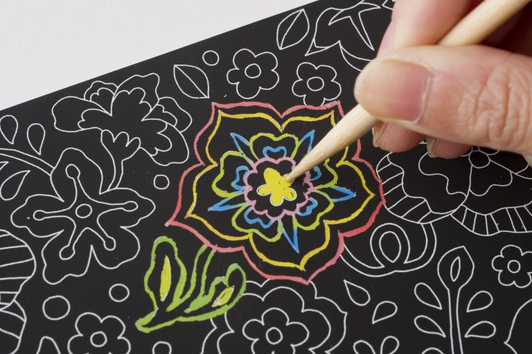 DAISO（ダイソー）の「スクラッチアート 」 大人の塗り絵感覚でハマる人続出中！ | ステーショナリー | 雑貨 | Mart[マート]公式