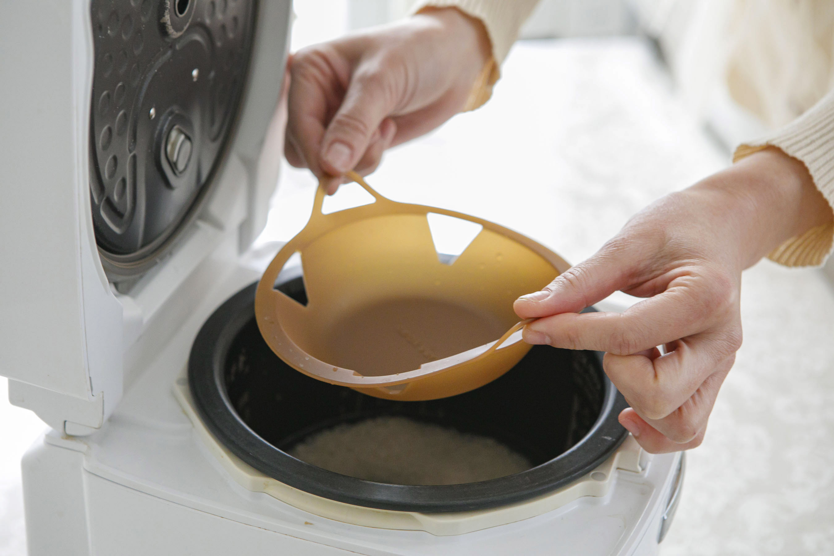 トウトール」は炊飯器に一緒に入れて炊くだけで糖質カットをしてくれる魔法のアイテム！ キッチン 雑貨 Mart［マート］公式サイト|光文社