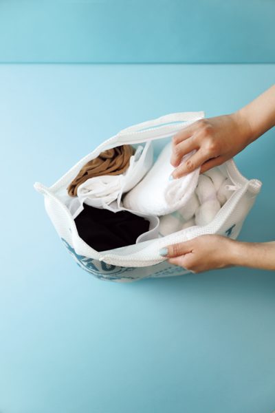 クッション性素材の洗濯ネットに衣類を入れる図