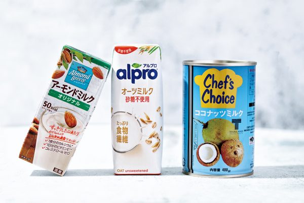 左から、植物性ミルクのアーモンドミルク、オーツミルク、ココナッツミルク