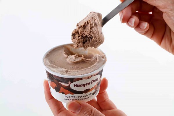 チョコアイスクリームをスプーンですくって見せているところ。
