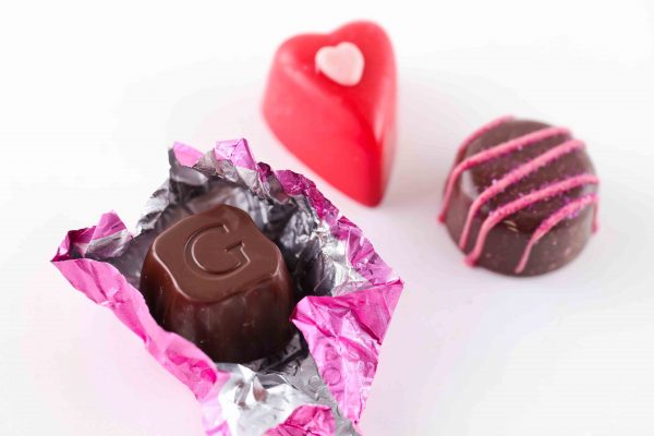 3種類のチョコレート、紙に包まれたピンク・ソルテッドキャラメルは中身見せ