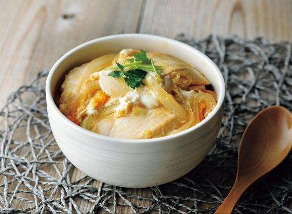 グリルチキンとぶどうの春サラダ、ヤギチーズとハニーバルサミコドレッシング添え レシピ