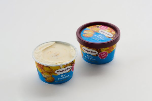 カップアイスクリーム2個、ひとつフタを開けて中身見せ。