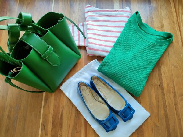 カラフルなバッグ、カットソー、靴