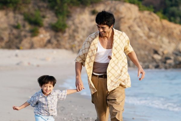 映画とんび場面写真　幼い息子と海沿いを走る主人公