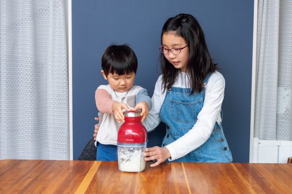 カプセルカッターボンヌを使う子どもたち