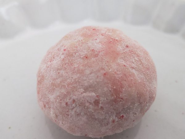 成城石井desica　ホワイトチョコと苺のポルボローネの表面にはピンクの粒が。