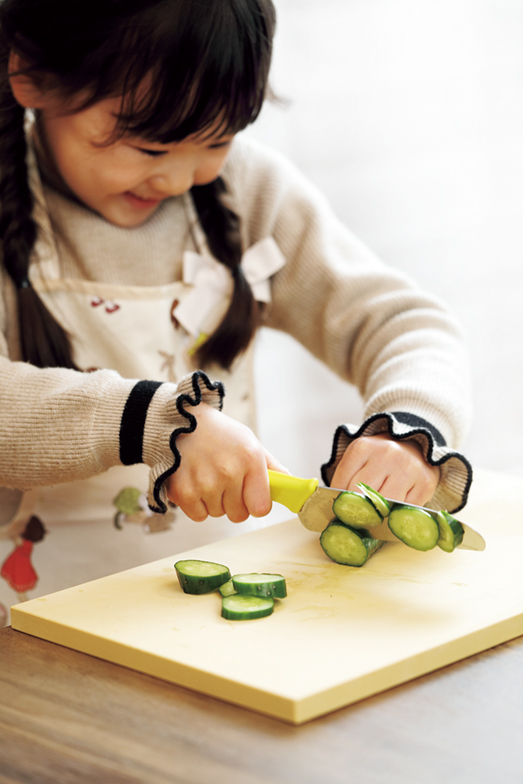 包丁で野菜を切る女の子