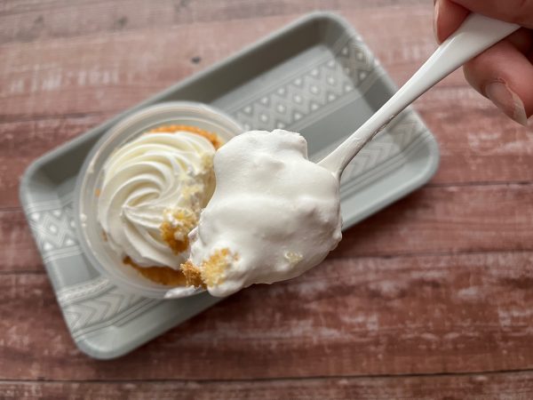 おぼれクリームのシフォンケーキ、スプーンですくっているところ。
