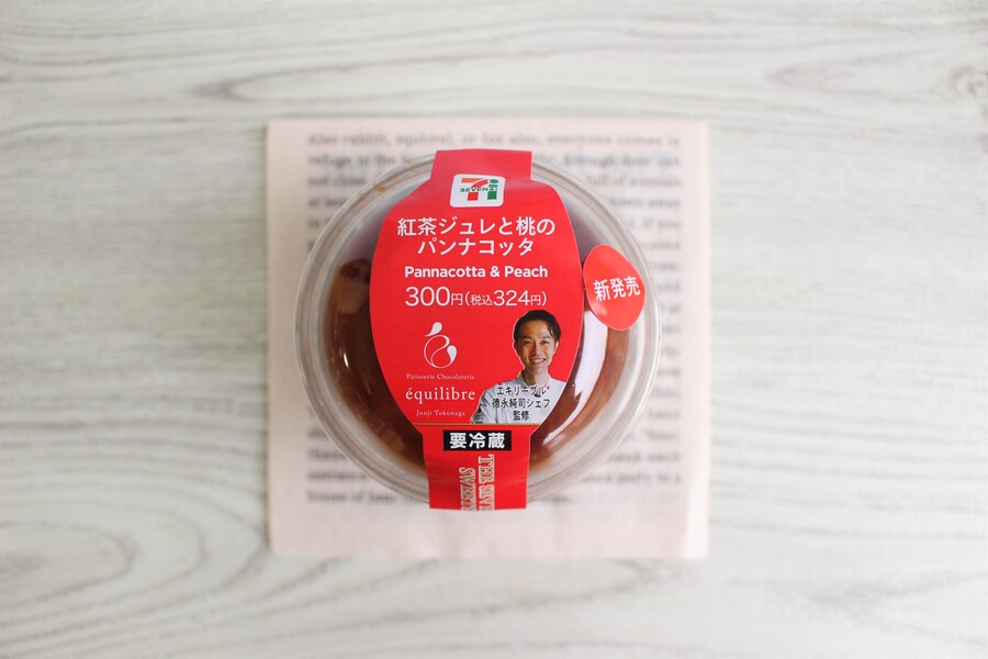 商品名：徳永純司シェフ監修　紅茶ジュレと桃のパンナコッタ価格：¥ 324（税込）