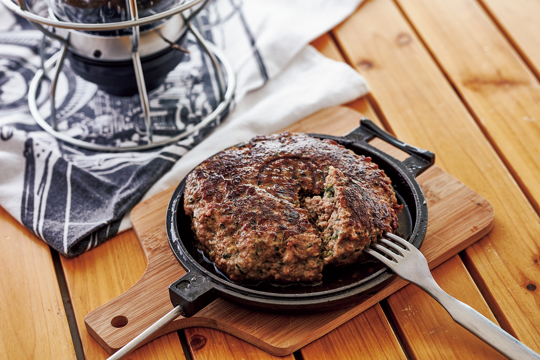 おうちで簡単キャンプ飯 ホットサンドメーカーで ジャンボ和風ハンバーグ レシピ フード レシピ Mart マート 公式サイト 光文社