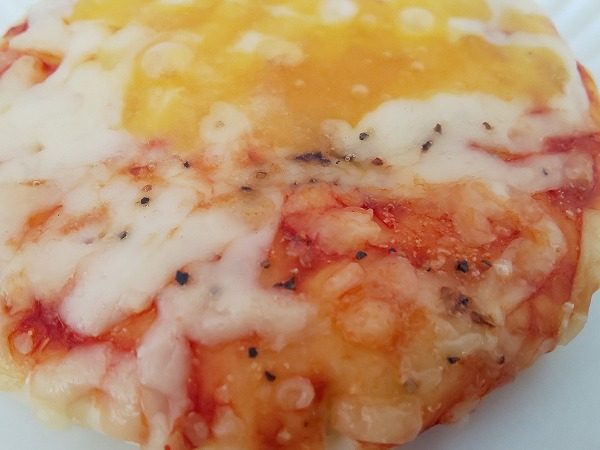 成城石井 クアトロフロマッジョのミニピッツアのチーズ部分を拡大した写真