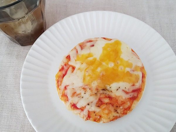 お皿に盛り付けた成城石井 クアトロフロマッジョのミニピッツア