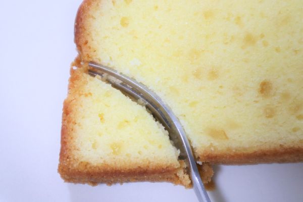 「レモンパウンドケーキ」をフォークでカットしているところ
