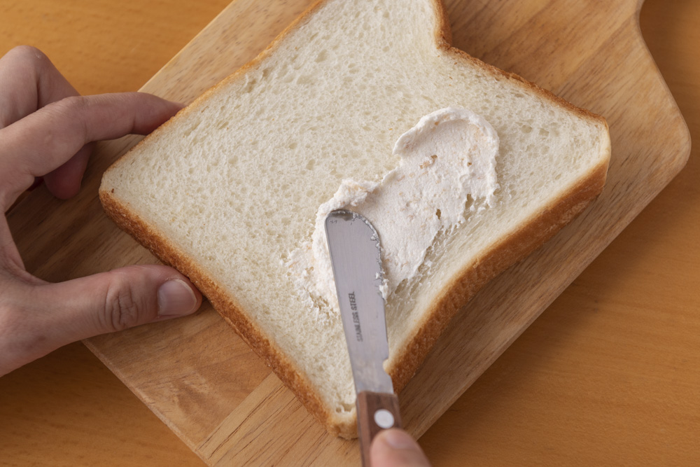ぬって焼いたらメロンパンを食パンに塗る