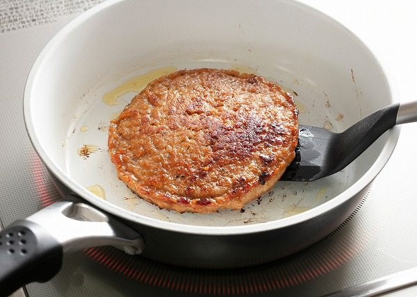 DAIZ 大豆でつくったハンバーガーパティをフライパンで焼いているところ