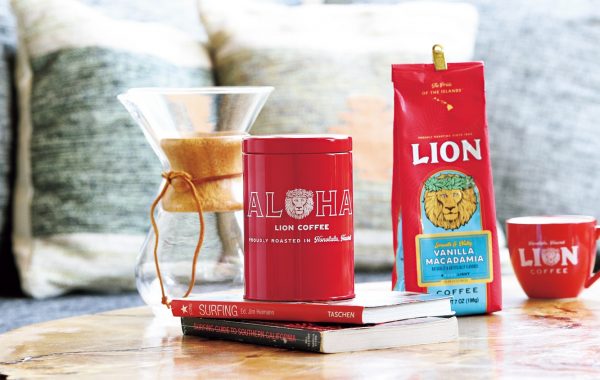 赤いパッケージにライオンマークが目印のライオンコーヒーとキャニスター缶が並んでいる写真。