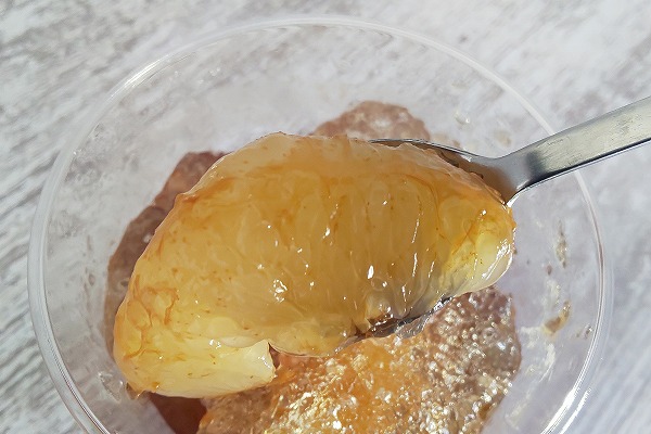 成城石井自家製 グレープフルーツとレモンジュレのはちみつ紅茶ゼリー（セイロンディンブラ使用）のオレンジをすくっているところ