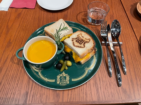 ホグワーツ チーズトースティー　スリザリン ～ サーモン＆ホウレンソウ ¥1,760