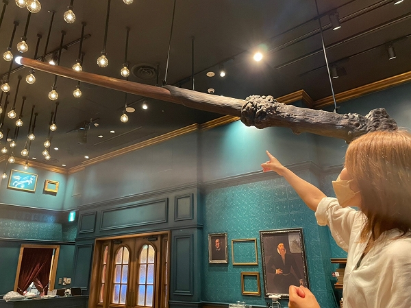 ハリー・ポッター　カフェ　店内の杖の装飾を見ている様子