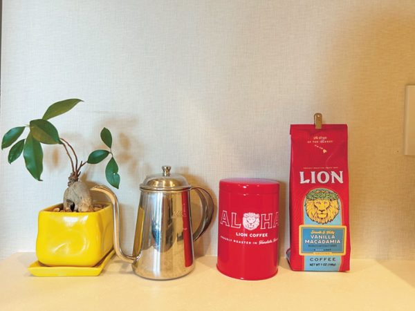 キッチンの棚に、コーヒーポット、キャニスター缶、ライオンコーヒーのパッケージが並んでいる写真。