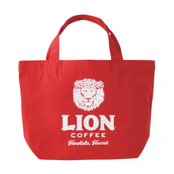 ライオンコーヒーのロゴが白抜きで入った赤いトートバッグ