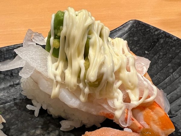 かっぱ寿司のフェアメニュー「天然車海老の大きなえびアボカド」