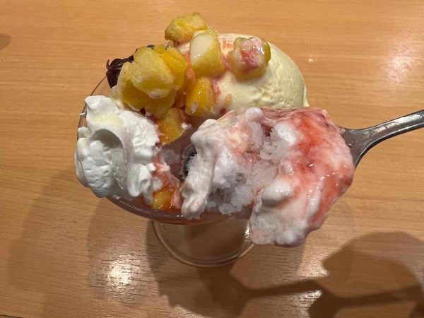 「かっぱ寿司」の「フルーツ練乳しろくまパフェ」の練乳氷
