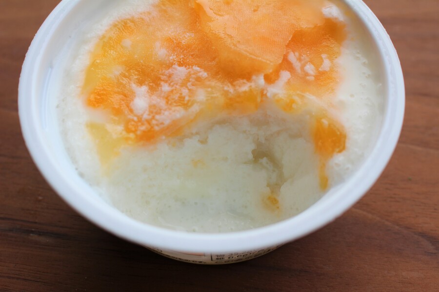 「7プレミアム　ピーチヨーグルト味氷」の中をスプーンですくって断面を撮影。