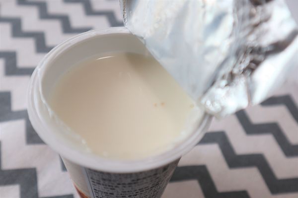 「カフェラテ珈琲ゼリー」のフタをあけるとミルクが見える