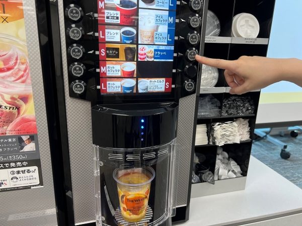 フラッペは店頭のコーヒーマシンのフラッペボタンを押してつくる
