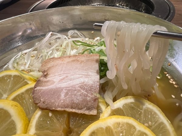 牛角の「塩レモン冷麺」の麺