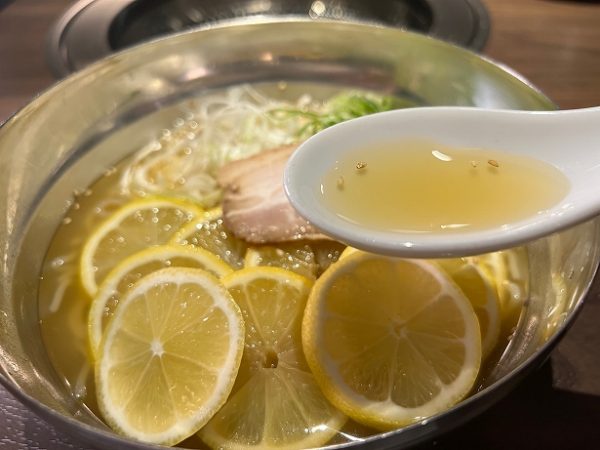 牛角の「塩レモン冷麺」のスープ