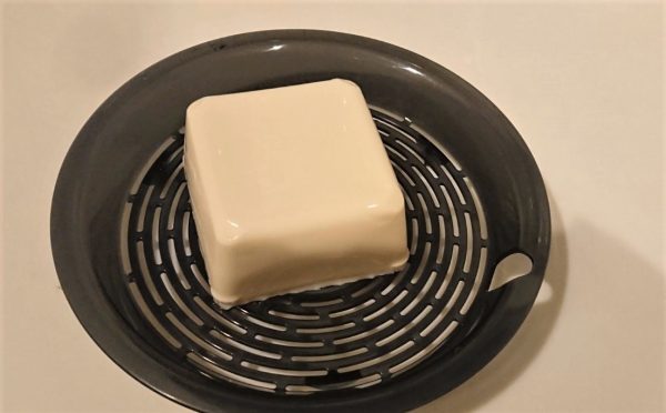 平ザルで豆腐の水切り