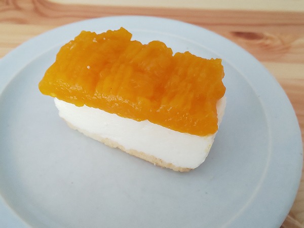 成城石井自家製 レアチーズケーキアソートの中のパッションフルーツとマンゴーピューレのレアチーズケーキ