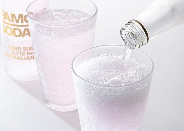 FAMOUS SODA CO.ピンクレモネード 炭酸飲料330ml×8瓶をグラスに注いでいるところ