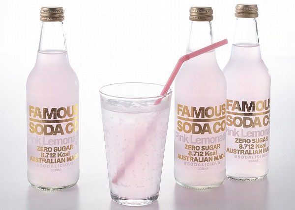 FAMOUS SODA CO.ピンクレモネード 炭酸飲料330ml×8瓶をグラスにあけたところ